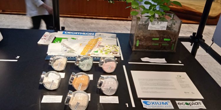 Instalasi Gunung Sampah di Ashta District 8