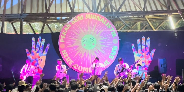 Saleem Everybody Berhasil Pukau Penonton dengan Genre Pop Retro 60’an di Konser Pekan Seni Jurnalistik