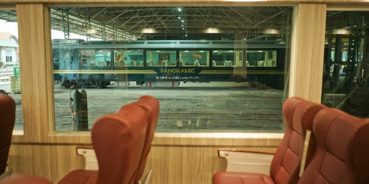 Menikmati Keindahan Alam Menggunakan Kereta Panoramic Pertama di Indonesia