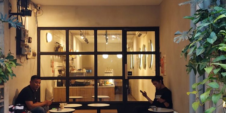 TEMPAT NONGKRONG YANG NYAMAN DI BELAKANG PERKANTORAN: KEDAI KOPI KANI