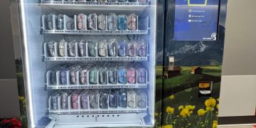 Tak Hanya Makanan atau Minuman, Mukena juga ada Vending Machinenya Loh!