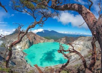 Pesona Magis Kawah Ijen, Destinasi Wisata Eksotis di Ujung Timur Jawa