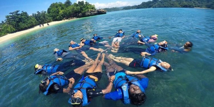 Pesona Eksotis Pantai Tiga Warna Malang yang Wajib Masuk Wishlist Liburan